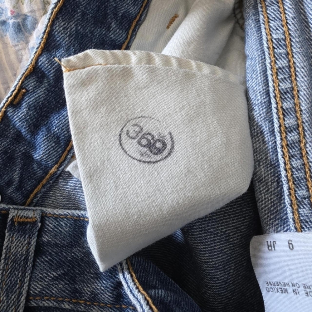 Levis Vintage Y2K Jean Shorts Style 369 Y2K Flap Button Back Pocket - Picture 6 of 6
